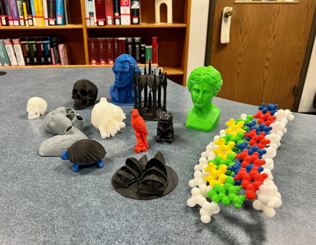 Picture of multiple 3D printed items.