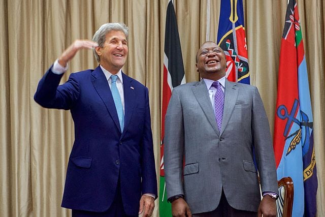 640px-secretary_kerry_jokes_about_his_height_standing_with_kenyan_president_uhuru_kenyatta_at_the_state_house_in_nairobi_28534132883